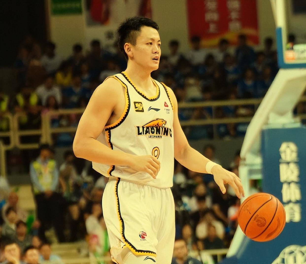 英雄资料-山东男篮窗口期队长鼓劲，志在英超名次提升，底气十足，资深球员宣示担当的简单介绍